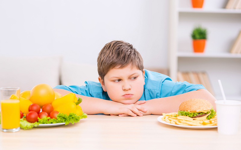 أسباب السمنة المفرطة عند الأطفال وكيفيّة اتباع نظام غذائي سليم